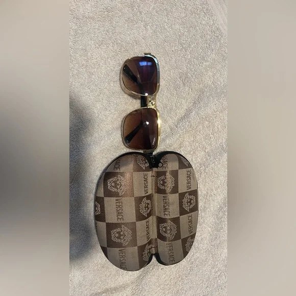 Gold - Picture 2 of 6